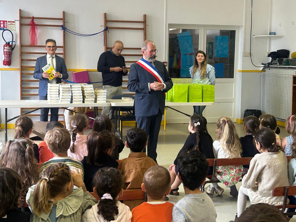 laurent_sceaux's tweet photo. 📚Aujourd’hui avec @FrdricGuer62117 , adjoint au maire, remise des livres aux élèves de grande section et de CM2 de nos écoles @Ville_de_Sceaux. Une invitation à lire, rêver et apprendre. Bravo aux élèves et merci aux équipes éducatives 🎓 https://t.co/sJlEAHKkS4
