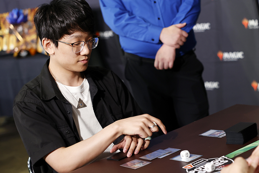 mtgjp's tweet photo. 【観戦記事】「#マジック・スポットライト：シークレッツ」メインイベント、陳鳴陽（チェン ミンヤン）選手と堀雅貴選手による決勝戦の模様を記事にてお届けします。環境の王者たるイゼット果敢を操る者同士、果たして勝利の女神が微笑んだのは……。 https://t.co/r9rbhVUDWu #mtgjp https://t.co/IfwIMedvTV