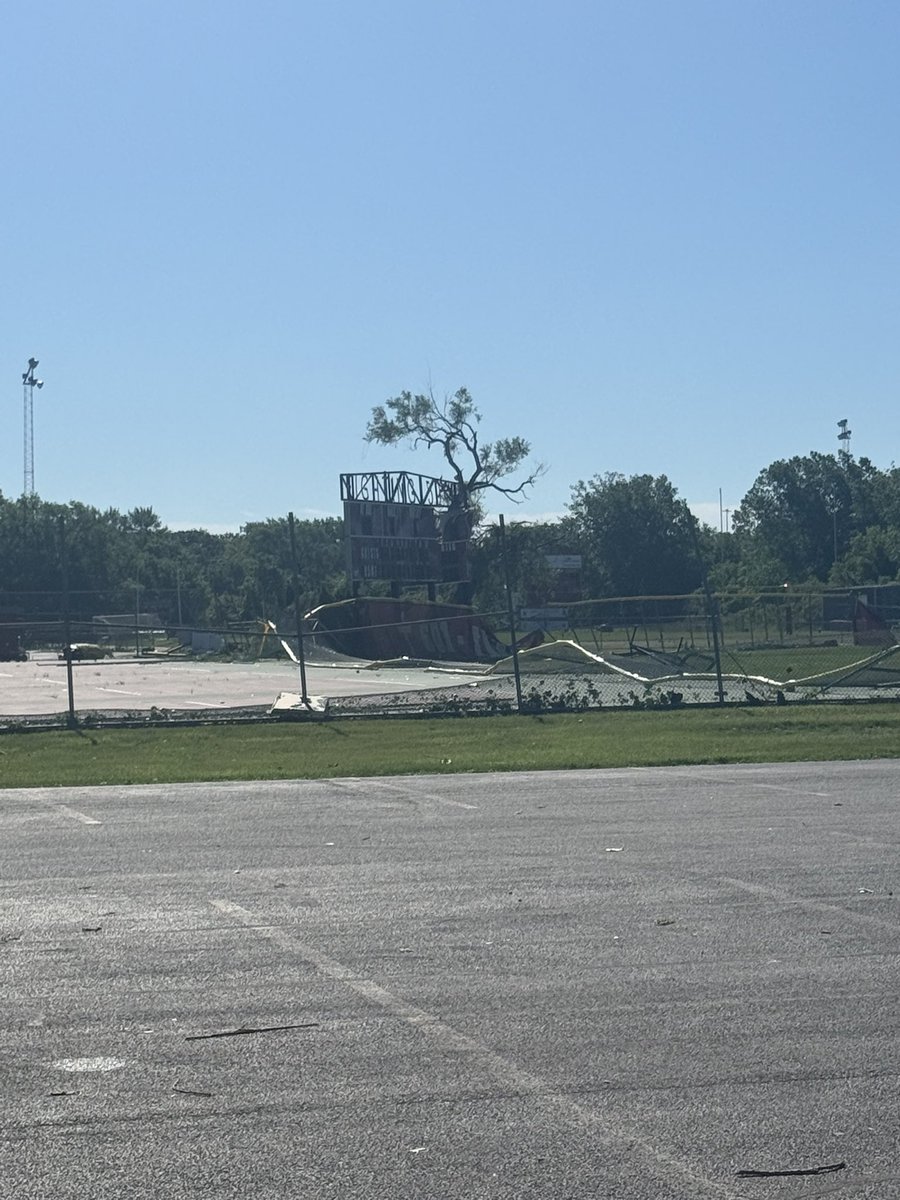 Beanballbobby91's tweet photo. @NWSChicago Tornado damage Andrean High School in Merrillville https://t.co/EQvvyAHrjK