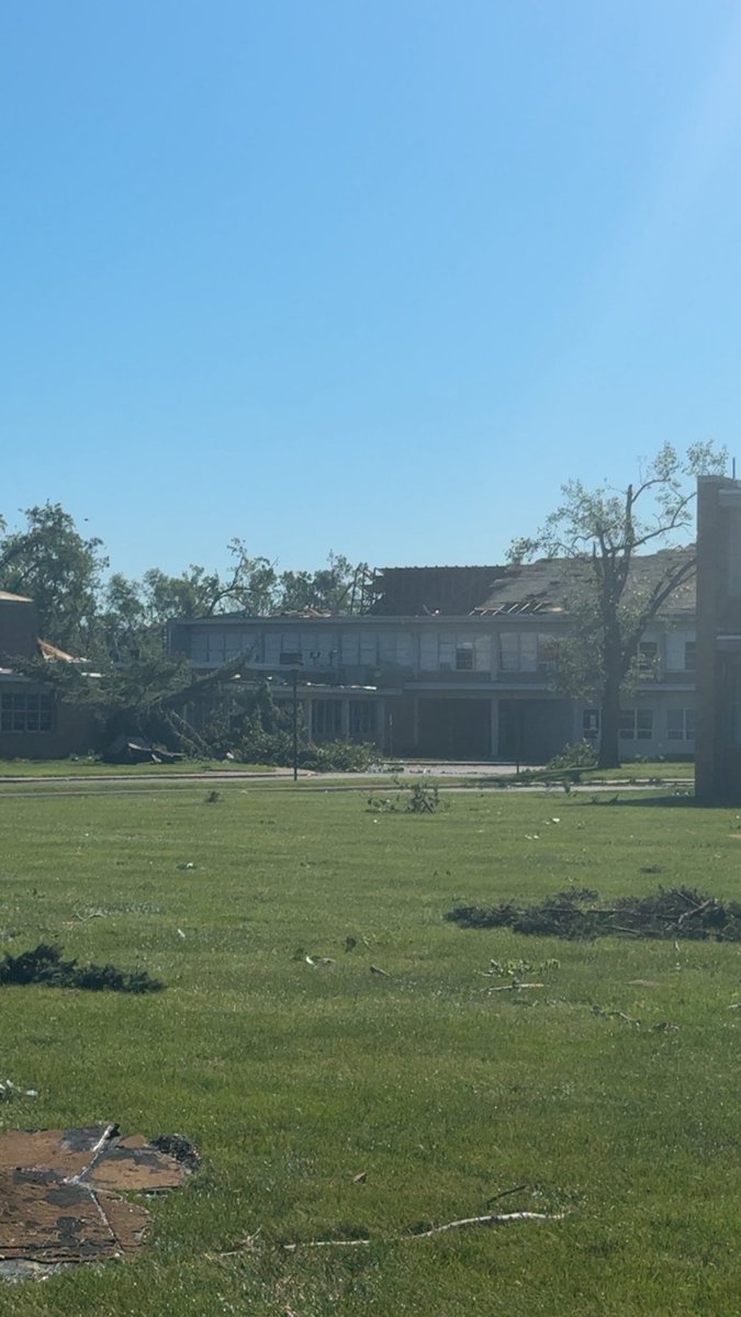 Beanballbobby91's tweet photo. @NWSChicago Tornado damage Andrean High School in Merrillville https://t.co/EQvvyAHrjK