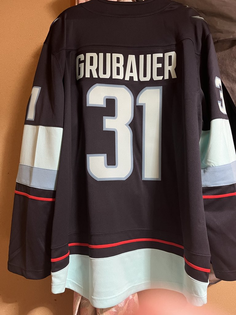 cujo00019260's tweet photo. シアトルクラーケンのユニフォーム届いた〜！カッコいい✨
#NHL
#GRUBAUER
#SeattleKraken https://t.co/zuxhy4is77