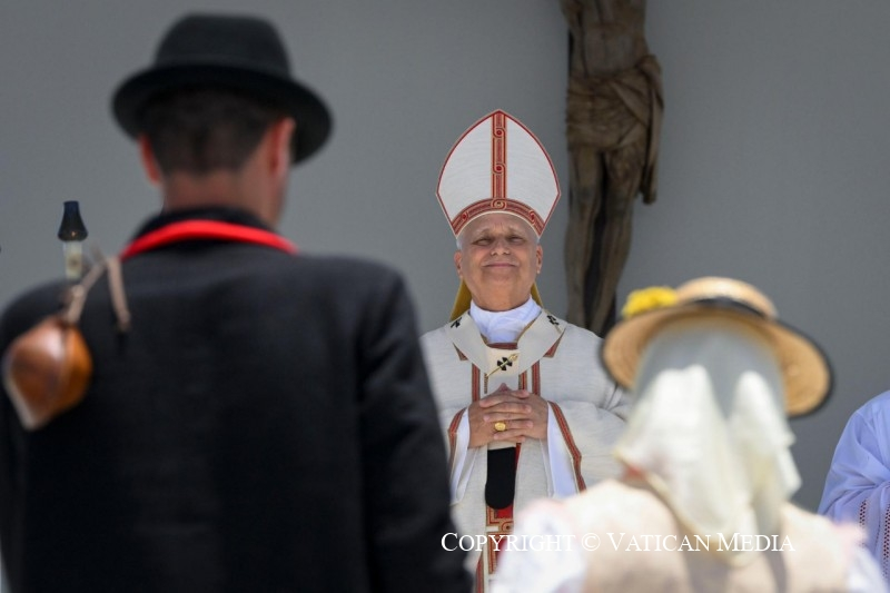 charlesmax48's tweet photo. ✝️ 🇻🇦 « Alzate lo sguardo — Levez les yeux ! » – Homélie et remerciements finaux, Port de Santa Cruz de Tenerife, 12 juin 2026

Pour la dernière messe de ce voyage apostolique — solennité du Sacré-Cœur — Léon XIV célèbre au bord de la mer, devant un horizon infini qui devient lui-même une homélie.

Le cœur du message : aucun être humain n'est une île. La mer qui entoure Tenerife rappelle que nous sommes nés pour la rencontre et que rien — ni distance, ni danger, ni frontière — ne peut empêcher le cœur humain de chercher l'autre. Et cette vocation à l'exode et à la rencontre trouve sa source dans le Cœur du Christ — « Il y a vie quand on donne la vie. »

Une interpellation inattendue et courageuse adressée à la vocation touristique de Tenerife : que cherche le cœur humain dans ses vacances ? Un appel à ne pas réduire l'accueil à du commerce, mais à en faire un espace de vraie rencontre. Et une belle intuition tirée de Laudato Si' — ceux qui vivent le mieux sont ceux qui apprennent à apprécier chaque personne et chaque chose dans sa simplicité.

Et les remerciements finaux — émus, personnels — résument tout le voyage : « Je repars pour Rome ému par le grand amour qui m'a entouré. » Et une devise offerte à l'Espagne entière et au monde : Alzate lo sguardo ! Levez les yeux vers le Christ Crucifié — son Cœur est la source de la miséricorde qui peut seule sauver l'humanité.

👉 Un voyage qui s'achève là où il avait commencé spirituellement — au bord de la mer, face à l'horizon, devant les plus fragiles.

👉 « Que Marie, Mère de tous les souffrants, nous guide avec espérance. » 🙏

🔗 https://t.co/DaYIKjbZq3

#PapeLeonXIV #LéonXIVenEspagne #Tenerife #SacréCœur #Migrants #AlzateLoSguardo #FinDuVoyage