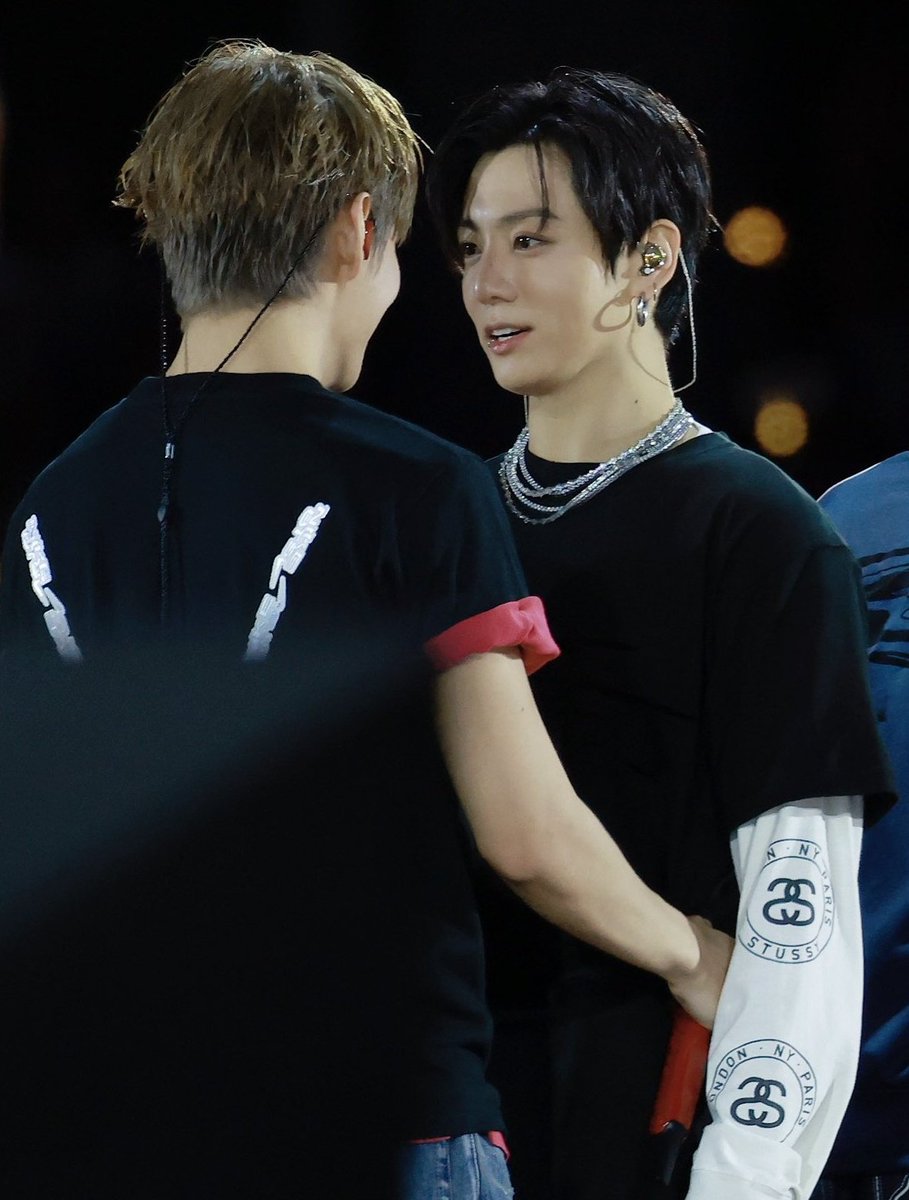 realvkk's tweet photo. KISS!!!!!!!! WHY ARENT YOU KISSING?????????? https://t.co/iM3hkJPrO9