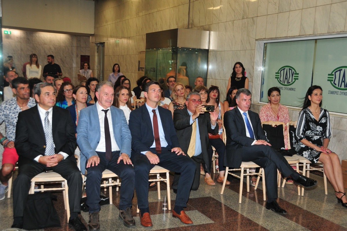 PeruEnGrecia's tweet photo. 🌍 ¡Perú ya está en el Metro de Atenas! 🇵🇪🚇
La Embajada del Perú en Grecia inauguró junto a STASY S.A. la campaña “Discover Peru in the Athens Metro” en la estación Syntagma.
Imágenes y videos de nuestro país llegarán a miles de pasajeros diariamente en 10 estaciones del metro. https://t.co/0QcM2LsKbr