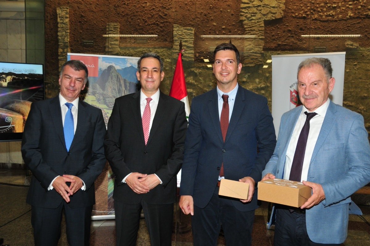 PeruEnGrecia's tweet photo. 🌍 ¡Perú ya está en el Metro de Atenas! 🇵🇪🚇
La Embajada del Perú en Grecia inauguró junto a STASY S.A. la campaña “Discover Peru in the Athens Metro” en la estación Syntagma.
Imágenes y videos de nuestro país llegarán a miles de pasajeros diariamente en 10 estaciones del metro. https://t.co/0QcM2LsKbr