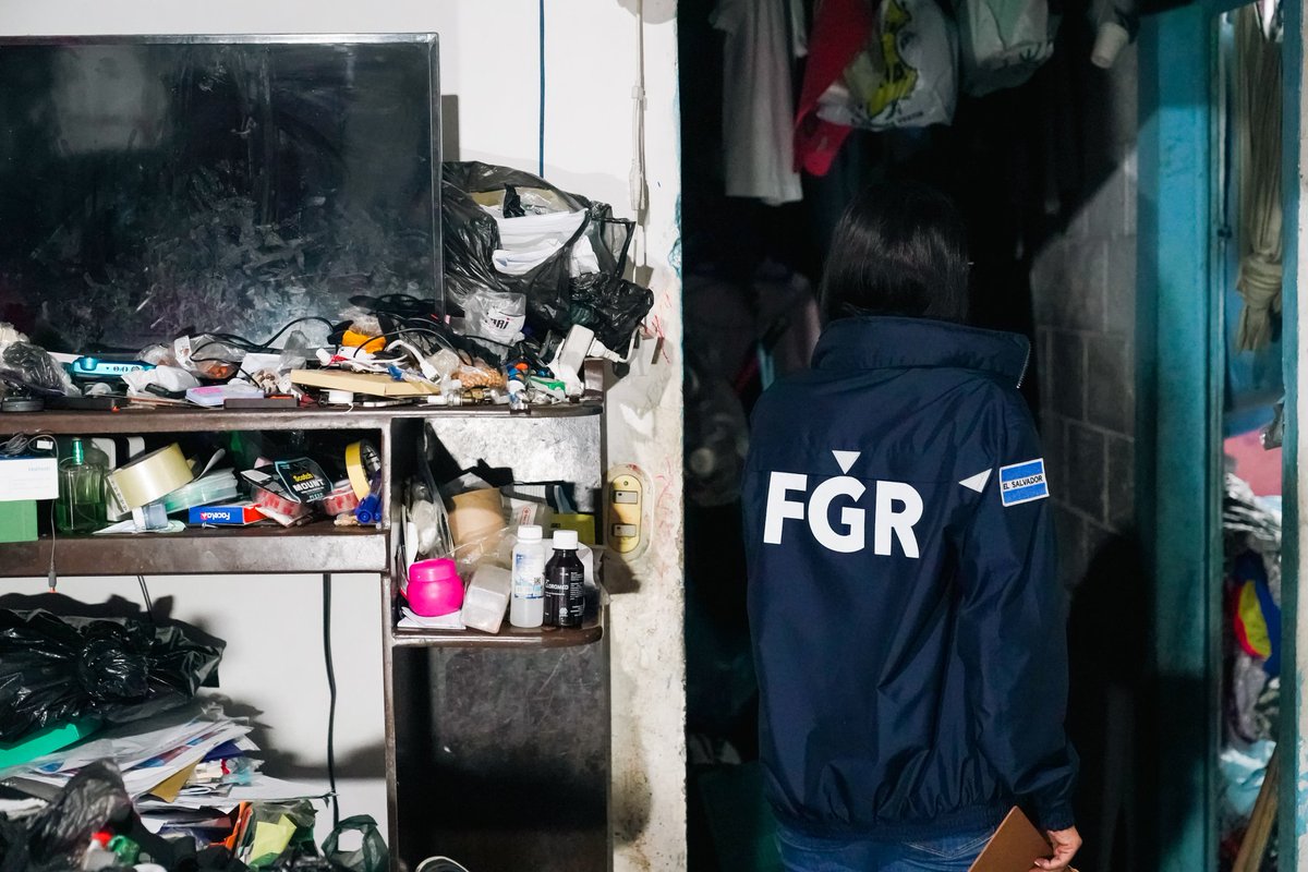FGR_SV's tweet photo. #Operativo | Durante esta madrugada, la @FGR_SV, en coordinación con la @PNCSV, ejecutó un operativo para capturar a Miguel Ángel Renderos Teo, acusado de crear material de abuso sexual infantil. 

Las autoridades recibieron el aviso sobre las acciones de Renderos y rápidamente iniciaron las investigaciones. Durante el procedimiento se logró identificar a dos víctimas menores de edad y se incautaron tres teléfonos celulares que servirán como evidencia en el proceso. 

Las víctimas fueron asistidas de forma inmediata por el equipo multidisciplinario de la Unidad de Atención Especializada para la Mujer, Niñez y Adolescencia. 

El imputado será procesado en los próximos días por los delitos de utilización de menores a través de las tecnologías, violación y agresión sexual.