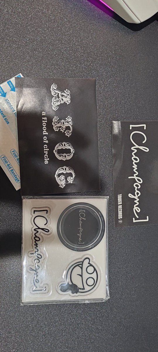blc_jp's tweet photo. ぷくぷくシールの始祖[Champagne]とafocの絆創膏が出てきて、クソワロてる。フラッドなんの特典で絆創膏配ってんwwwwwwww https://t.co/FJOqnR6yp4