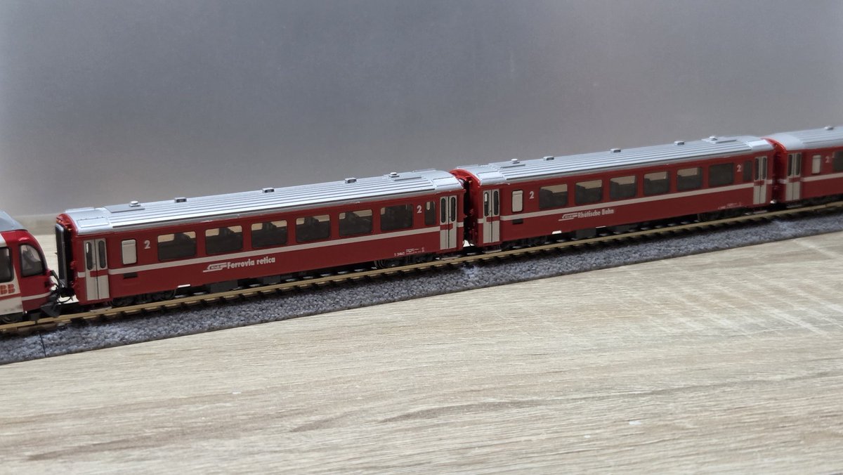 do_model_plant's tweet photo. 今年初の完成報告です。
EW-III B2461とB2462が完成しました。既に完成の短尺EW-Iやアレグラと組み合わせてベルニナ線列車を再現すべく製作しました。
拡大すると所々荒が目立ちますが、及第点。今後は1等車も頑張って仕上げたいですね。 https://t.co/y1sD3iWMrG