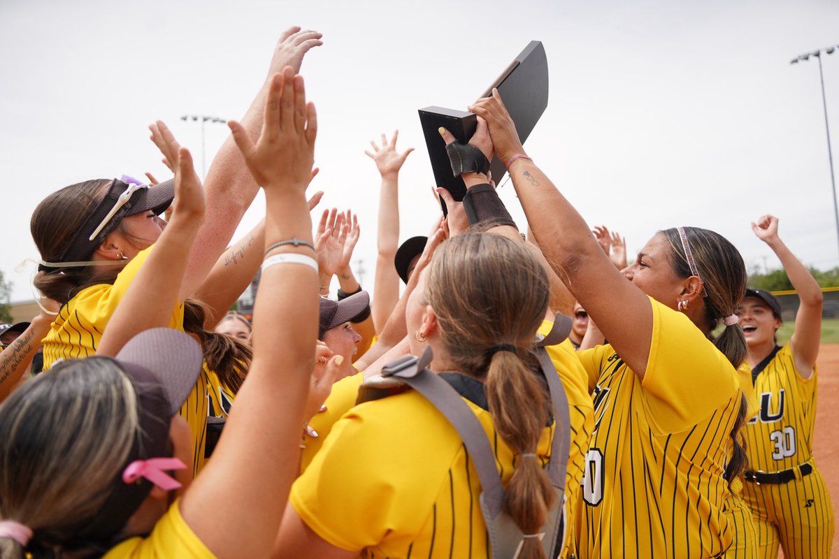 TLUsoftball's tweet photo. So many special moments 💛
#TooLiveU | #PupsUp https://t.co/t5n3LC9Iod