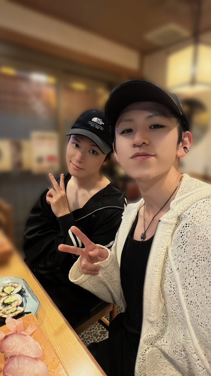 Action1038's tweet photo. 本日小屋入りしました！
ゆうくんとご飯🍣 https://t.co/OuSJoL8ugS
