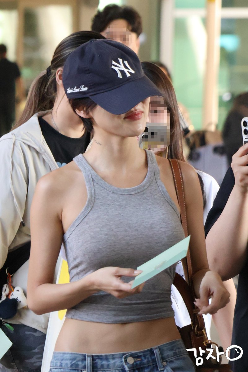 slothy_tea's tweet photo. OH HANDSOME HWASA MAKE ME YOURS 🧎🏻‍♀️🧎🏻‍♀️🧎🏻‍♀️ https://t.co/y5IHIcSTKv
