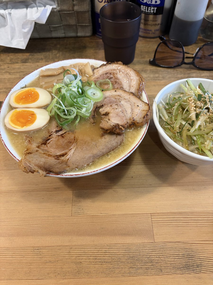 van_smans's tweet photo. 今日は私用で休みだったので、
用事済ませてお昼は奏さんへ！
濃厚鶏そば　チャーシュー　ネギ丼
細麺変更
金曜の細麺美味しい😋
今日もおいしかったです！！
ご馳走様でした。。
#麺屋奏 https://t.co/TLwzKHiTmn