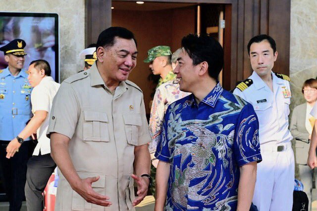 ModJapan_jp's tweet photo. 本日、インドネシアを訪問した小泉防衛大臣は、シャフリィ国防大臣から出迎えを受けました。🇯🇵🤝🇮🇩 https://t.co/71kJMXEhff