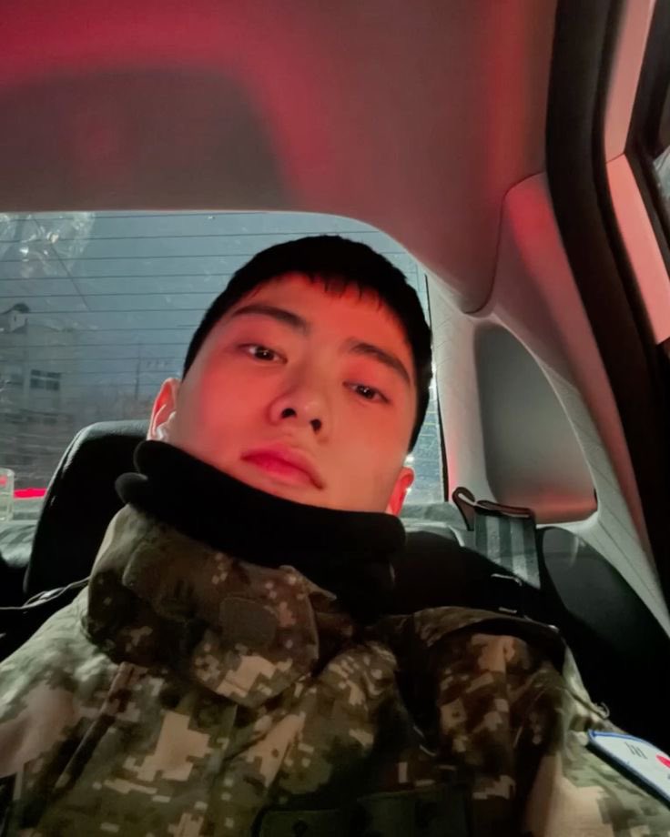 jjomoJay's tweet photo. 훈련소 수료식 때 부터 말도 안되는 드라마 스틸컷찍고서 1년 반 군생활 동안 뜨는 모든 근황이 레전드떠리섹시 그자체라
군바리 주제 포타 49291개 생성됐는데 
자대안에서 아이돌의 수명…하시면서 깊생하셨다는게 진짜 도무지 믿기지 않아서 자다가도 벌떡일어남 https://t.co/3Wq9CYgrJt
