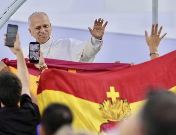UniCatolicos_es's tweet photo. El Papa ha escrito a los sacerdotes para conmemorar la fiesta del Sagrado Corazón:

“Queridos sacerdotes, renovad cada día vuestro «Aquí estoy» ante el Corazón traspasado de Cristo.

Entregaos enteramente a él, para que podáis amar a su pueblo con el mismo amor con que él lo ama.

Y recordad con alegría cómo el santo Cura de Ars amaba decir que «el sacerdocio es el amor del corazón de Jesús»”.