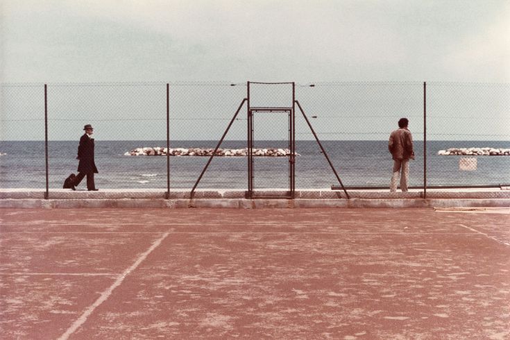 Frances52779614's tweet photo. La poesia non scardina il mondo: abita sulla soglia tra il pensiero e la meraviglia.

#BricioleDiPensieri
Taccuino 

#offline 🛫

#photo Luigi Ghirri - Pescara, 1972. https://t.co/OHsEGasiX6