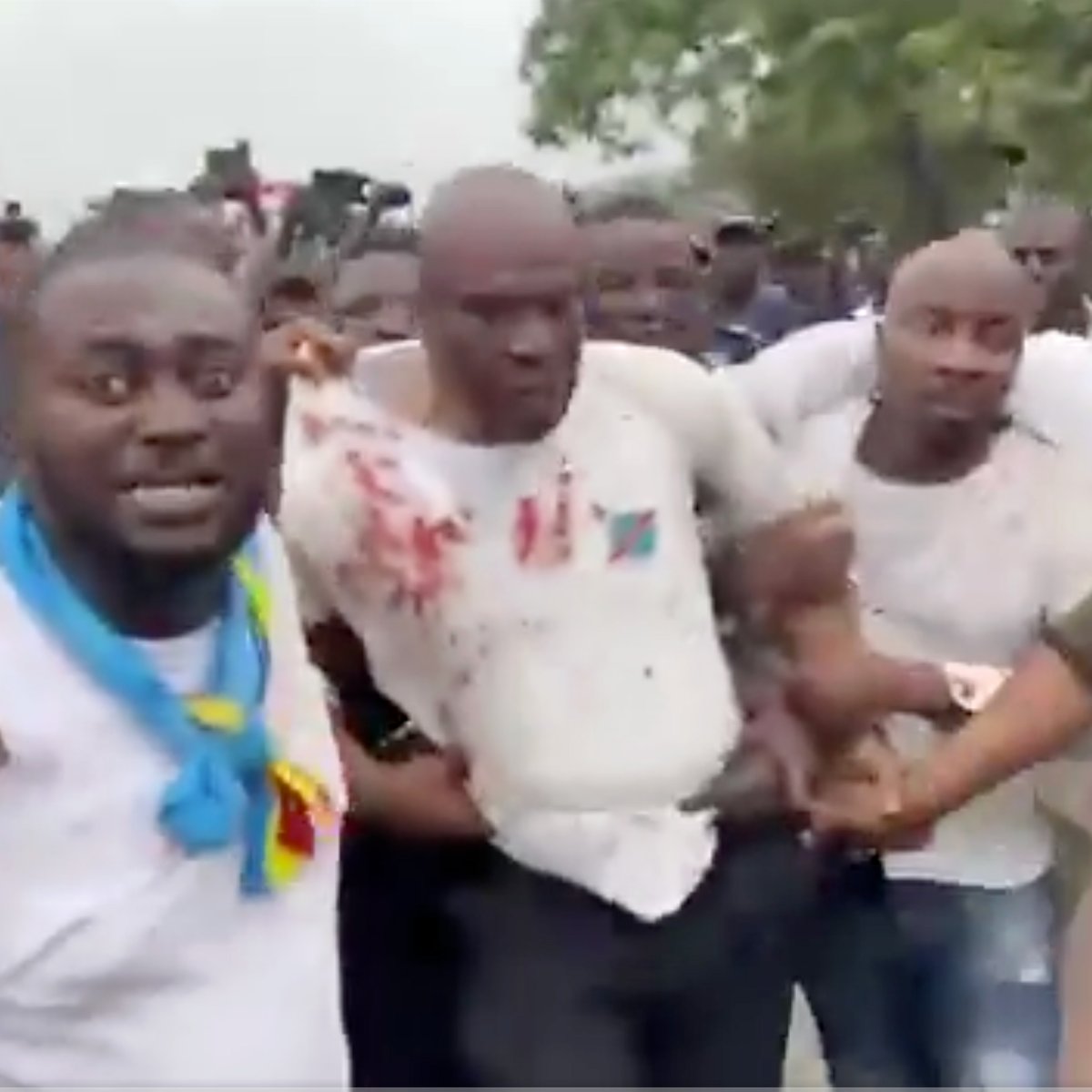 radiookapi's tweet photo. 🚨 Selon plusieurs médias, l'opposant Martin Fayulu a été blessé ce jeudi lors des manifestations organisées contre un projet de reforme constitutionnelle.
(Capture d'écran) https://t.co/zf6ZAvf36i