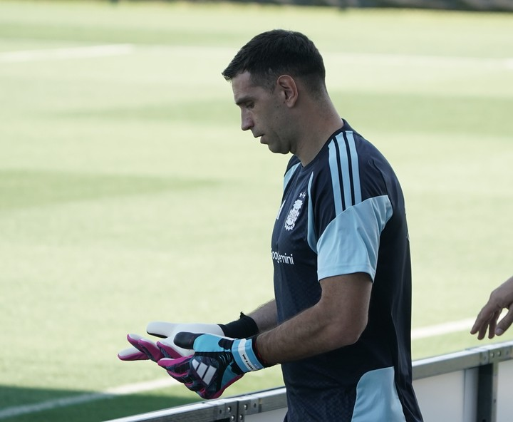 NuevaDataOk's tweet photo. El “Dibu” Martínez sigue evolucionando y pudo entrenar con el guante derecho por primera vez #dibu #dibumartinez #argentina #seleccion #deportes #futbol https://t.co/5uI4LIJ2Be https://t.co/xhKwjL0zKE