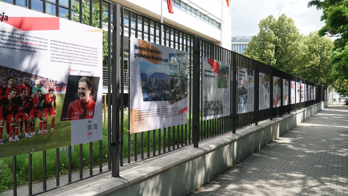 CanadaPologne's tweet photo. Nous venons d’ouvrir l’exposition « Des patinoires aux stades : l’esprit sportif du Canada » ! 🇨🇦🇵🇱 Événement phare de @FIFAWorldCup, célébrant le pouvoir du sport de rassembler. Honorés par la présence de la star de la LNH @CzerkawskiINFO, reliant 🇨🇦 et 🇵🇱 par le hockey 🏒 https://t.co/69tZSx6m1M