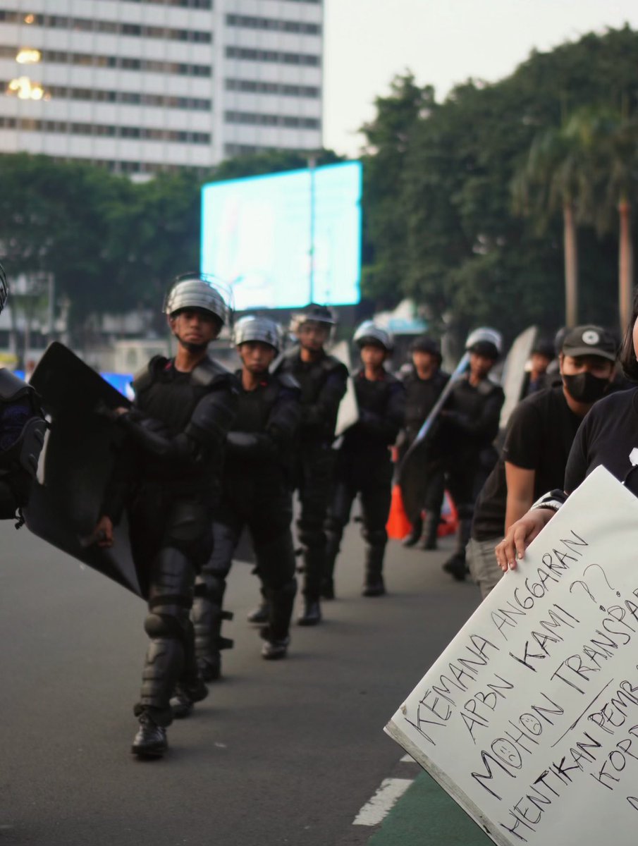 virdianaurellio's tweet photo. Lucu rasanya. Pasukan lengkap TNI-Polisi dikerahkan untuk menghadang barisan orang muda tanpa senjata yang hendak menyuarakan haknya. Mengingat berkali-kali menyaksikan negara begitu “softspoken” sama penjahat perang macam Trump dan Netanyahu. Tapi berlaga sangat galak kepada rakyatnya sendiri. Republik anomali