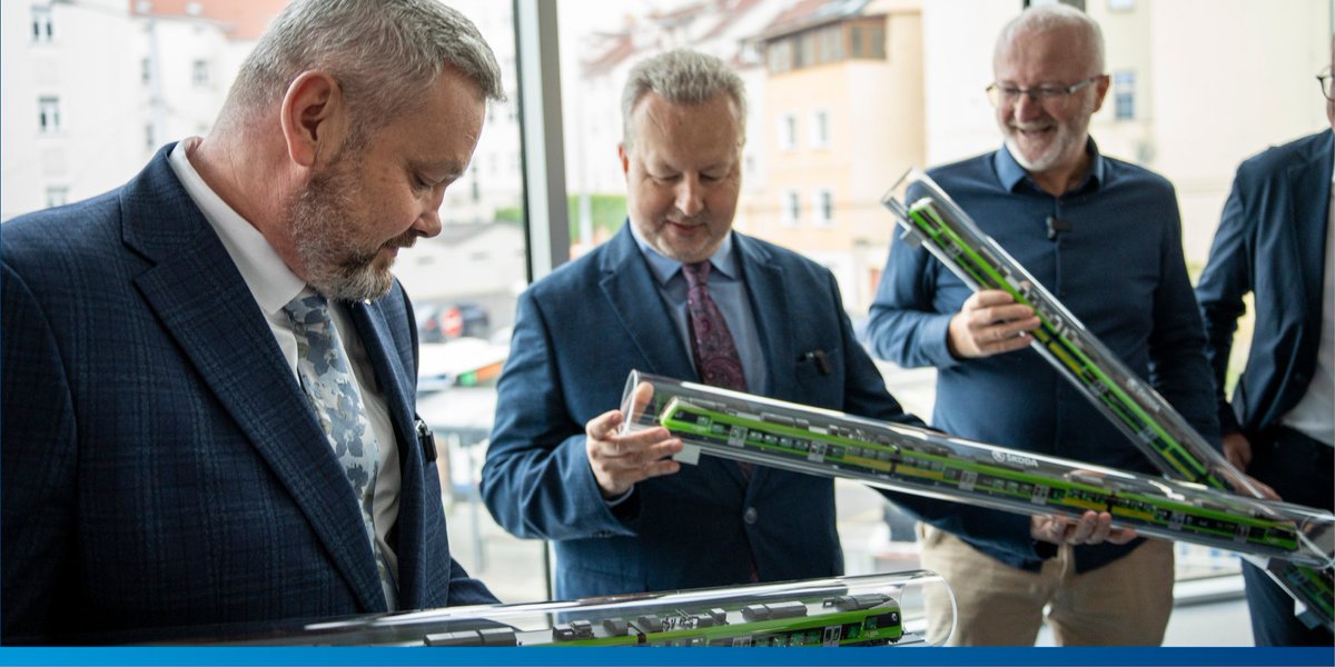SkodaGroupCZ's tweet photo. 🚄 Nové zelené vlaky od Škoda Group pro Ústecký kraj a RegioJet jsou tady! 💚 První cestující se svezou už 1. července. Do konce roku dodáme 23 moderních souprav. Čeká vás WiFi, klimatizace, bezbariérový přístup i místo pro kola. 🚄✨ #SkodaGroup #RegioJet https://t.co/zCVQztomOA