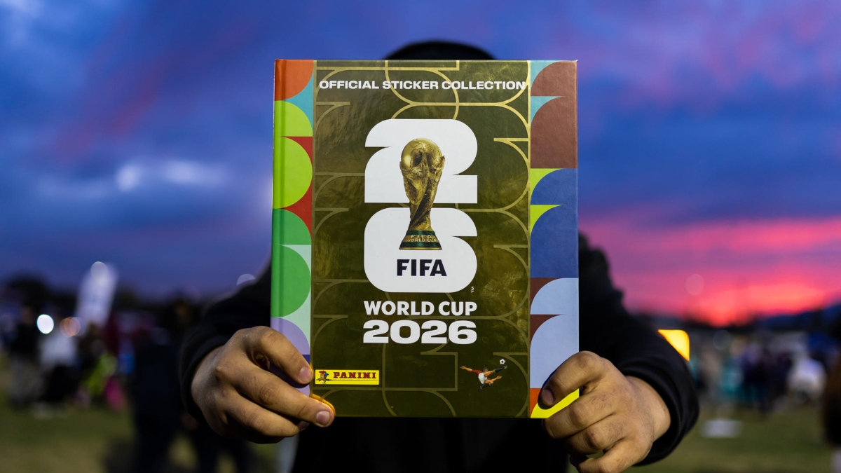 Cooperativa's tweet photo. [CONTRACRÓNICA] Un Chile ausente vive el Mundial entre el álbum y camisetas prestadas https://t.co/ZSic4kzNZW https://t.co/1ZlkxjMYl1