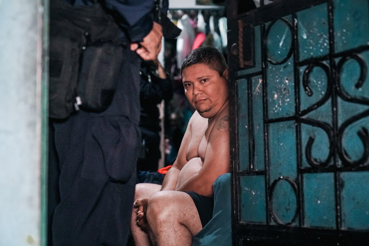 LaHuellaSV's tweet photo. 🚨 CAPTURAN A ACUSADO DE ABUSO SEXUAL INFANTIL

La Fiscalía General de la República, en coordinación con la Policía Nacional Civil, ejecutó durante la madrugada un operativo que culminó con la captura de Miguel Ángel Renderos Teo, acusado de crear material de abuso sexual infantil.

Según las autoridades, tras recibir información sobre los hechos, se iniciaron las investigaciones que permitieron identificar a dos víctimas menores de edad. Durante el procedimiento también fueron incautados tres teléfonos celulares que servirán como evidencia dentro del proceso judicial.

Las víctimas recibieron atención inmediata por parte del equipo multidisciplinario de la Unidad de Atención Especializada para la Mujer, Niñez y Adolescencia.

La Fiscalía informó que el imputado será procesado en los próximos días por los delitos de utilización de menores a través de las tecnologías, violación y agresión sexual.