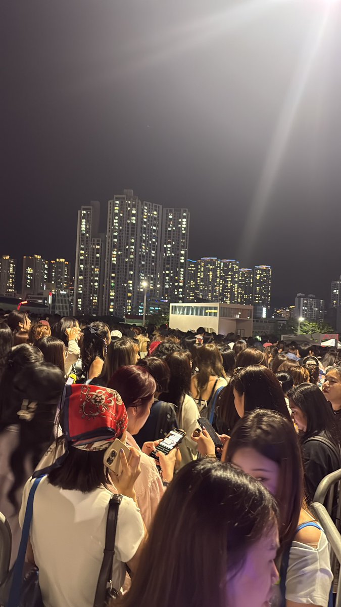 _rynnie7's tweet photo. @bts_bighit It’s bad. I’m still trying to get out of this stadium https://t.co/4E4WiSbpSE