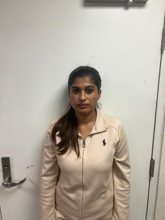 Yadavanviroyal's tweet photo. “Mrs Kerala” के फाइनल में जाने वाली सुंदरी harsha sunny को 11.8cr के ड्रग के साथ मुंबई एयरपोर्ट पर पकड़ा गया है ।

वो सब तो ठीक है बस आप लोग मेकअप का कमाल देखिए, इनसे दस गुना सुंदर लड़कियाँ गाँव में लकड़ी बीनती हुई मिल जाएँगी https://t.co/3RIJunckrC