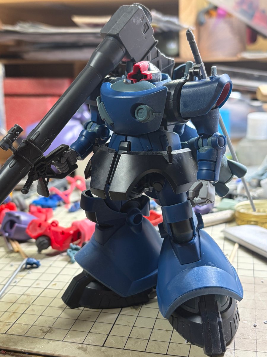 shin1175's tweet photo. ドムはこんな感じで。
最初の一機目(まだ未完)は手を入れ過ぎて量産する気になれなかったので、2機目のコイツは最小限の工作のみで満足できる範囲に持ってこれました😊

股間軸の延長と膝の鳥足化だけです😉

どういう風に塗ろうか、迷うところです…😁 https://t.co/kIuYjc9Sjp
