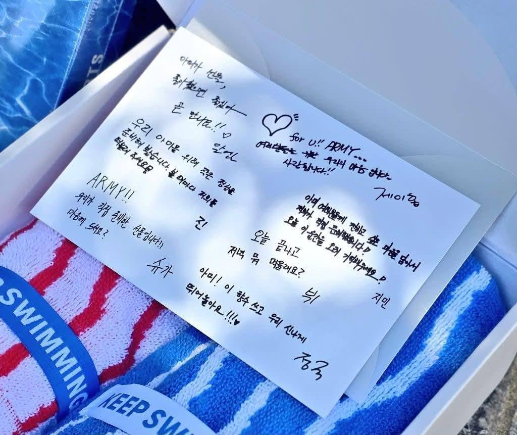 weinthecrowd's tweet photo. BTS preparou presentes especiais para o público VIP da turnê ARIRANG em Busan, na Coreia do Sul. 

A surpresa incluía bolsas, guarda-chuvas, toalhas, perfumes, photocards e cartas escritas a mão pelos integrantes.

O grupo também reforçou que escolheu pessoalmente cada item e pagou por tudo com seu próprio dinheiro.

#BTS_WORLDTOUR_ARIRANG_BUSAN