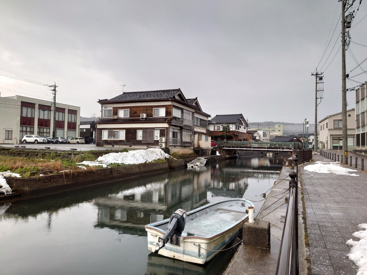 jalb737ng's tweet photo. 気持ちいくらい晴れてて、能登中島駅で牡蠣を食べて、関わりがあるわけではないけど懐かしい。そんな場所だった。 https://t.co/53vO7ZfaFP