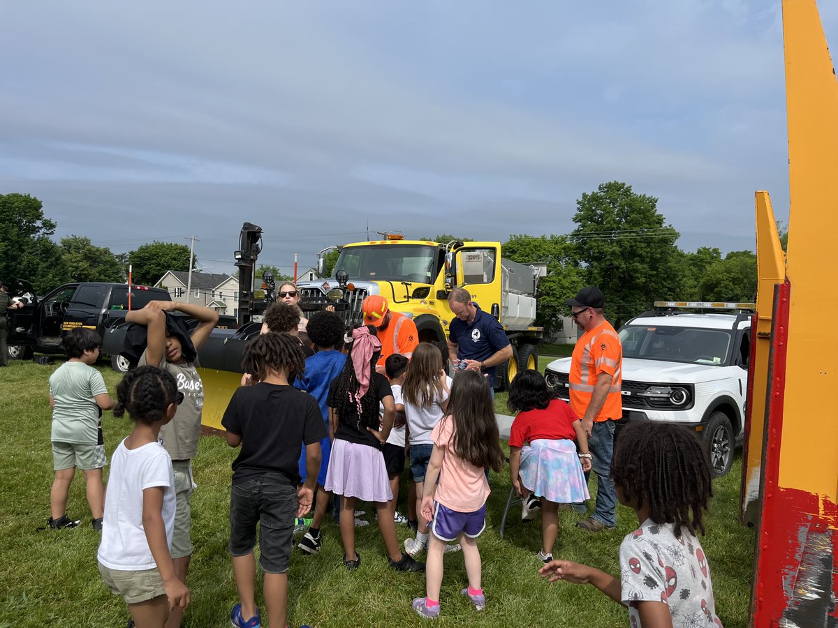 NYSThruway's tweet photo. Syracuse Division staff brought winter to summer at a Touch-a-Truck event yesterday at Montessori at LeMoyne! ☀️➡️❄️

Students explored Thruway snow-fighting equipment, met our team, and learned how we keep roads safe during colder months! https://t.co/dsayPeEapY