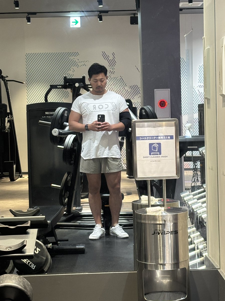 yoichieee's tweet photo. 夜トレは肩を軽めに。
ここ2年程は平日は転勤、週末は自宅に帰る感じの為、土日はオフです。自宅近くのエニ。

マシンショルダープレス
50kg x 10
80kg x 10
90kg x 9 9 10
スミスショルダープレス
51.4kg x 10
81.4kg x 4
71.4kg x 8 x 3
ラテラルレイズ(1minインターバル)
27kg x 15 x 12 https://t.co/oCs0vOve6H