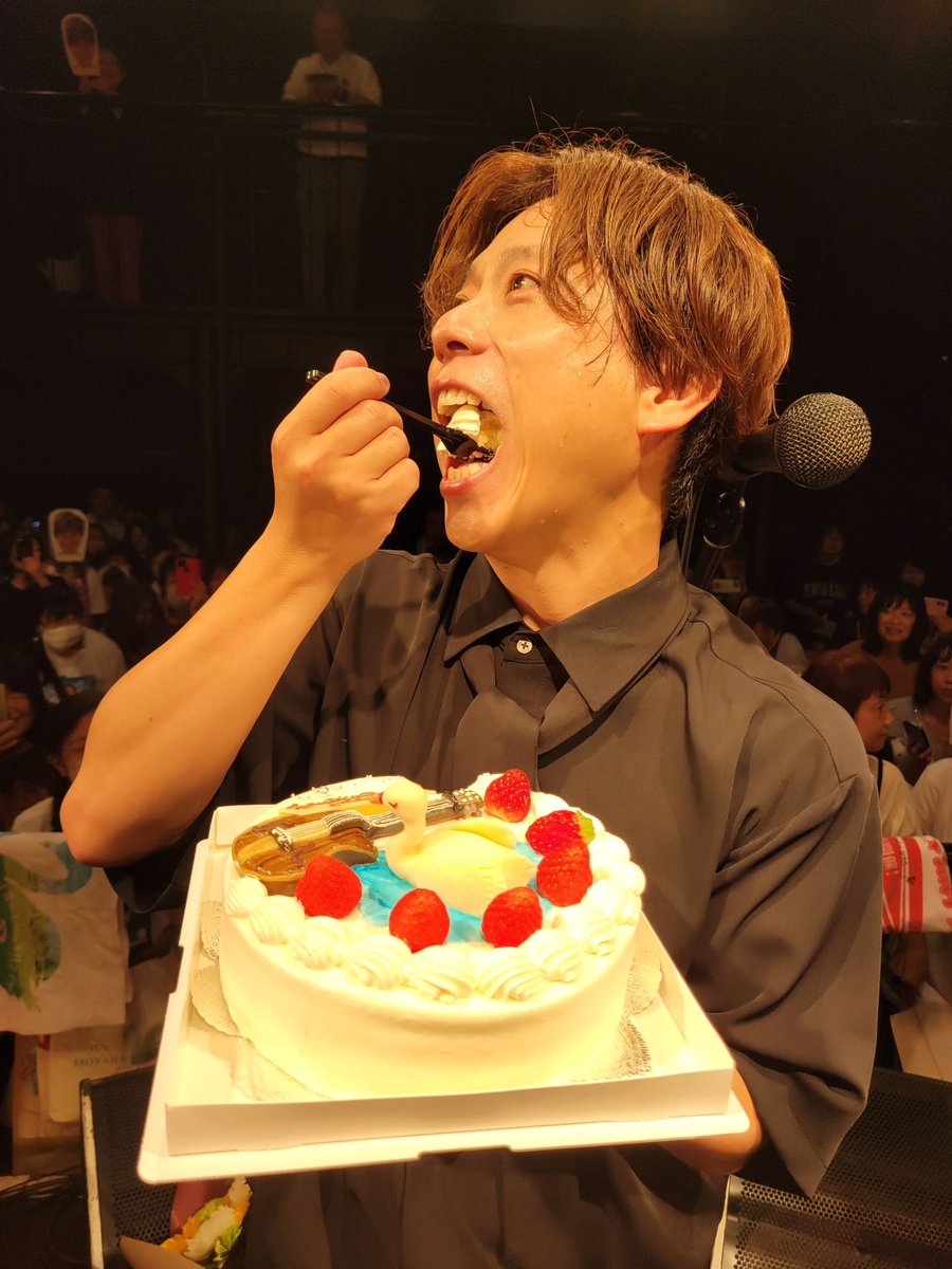 isoyama_jun's tweet photo. 幸せすぎる誕生日でした！

茨城トヨタのみなさんから、僕にもご来場のみなさんにも、ラバーバンドだけじゃなくお花もいただきました！
本当に本当にありがとうございました！
Life is like a driveのコーラスも素敵でした🚗

誕生日にライトハウスで、大好きなバンドメンバーと、そしてあなたと一緒に過ごせたことは、本当に宝物です。

幸せな気持ちのまま、明日からも生きていきます！！
いつもありがとう！！

ケーキ美味しかった🦢