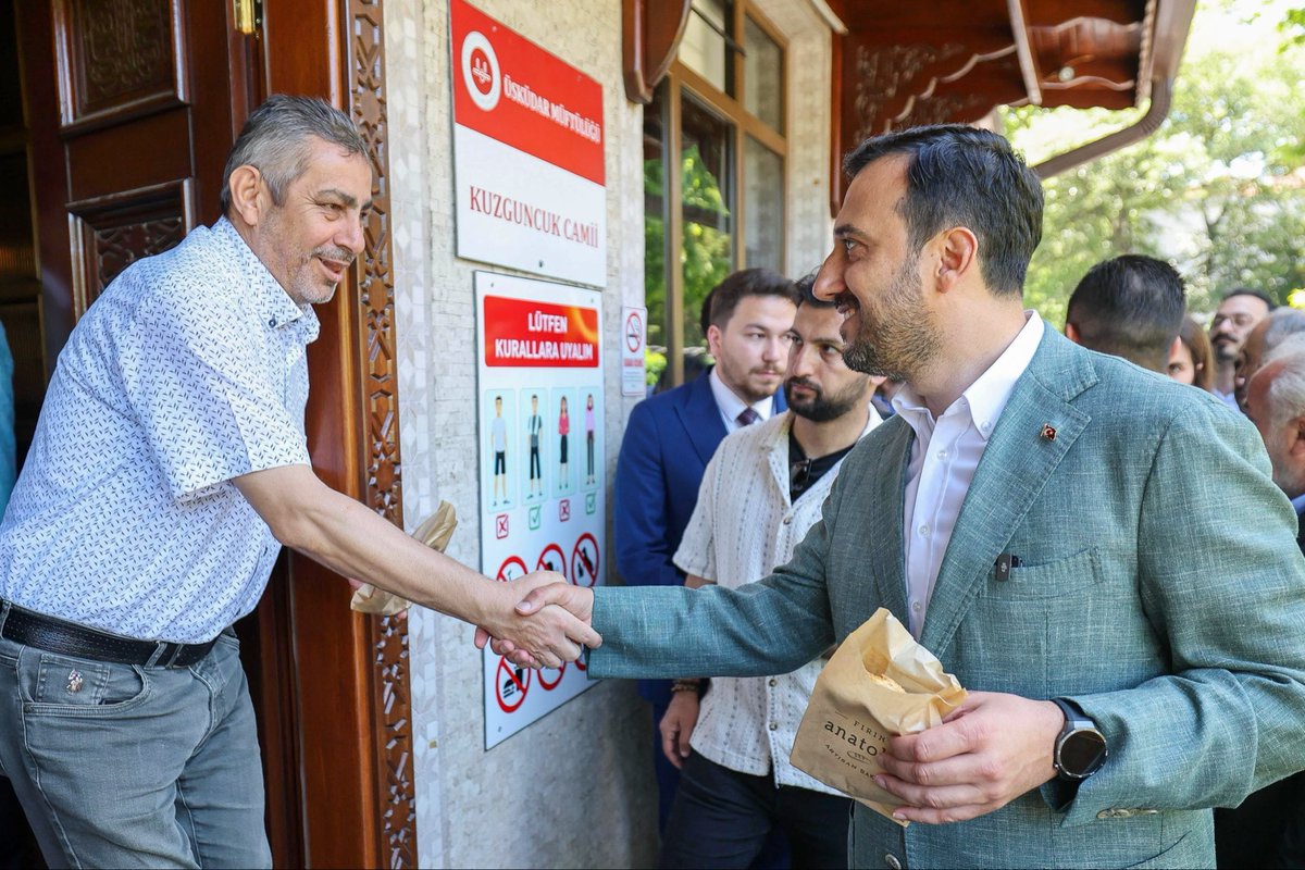 abdullahozdemir's tweet photo. Cuma namazı sonrası Üsküdarlı hemşehrilerimizle, esnafımızla sohbet ettik. Hayattan, bugünden, geçmişten ve gelecekten söz ettik. Üsküdar'ın manevi atmosferi ile boğaz havası eşliğinde sohbetimize ortak olan herkese teşekkür ediyorum. Neşeniz eksik olmasın. https://t.co/36qVXNbKHa
