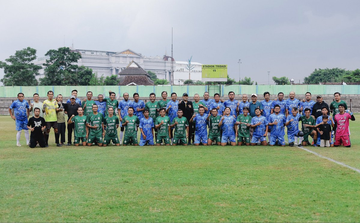 FXHarminanto's tweet photo. Sore tadi eks PSS dan PSIM lintas angkatan kumpul di Tridadi. Kami bersama mendukung kesembuhan beberapa rekan, memberikan donasi untuk Mas Fajar List, Mas Prasetyo Sugianto, Mas Diki Fajar dan Pak Suyatno. Kami juga bersuara, Mataram Is Love. :) https://t.co/BQGEM5oGHU