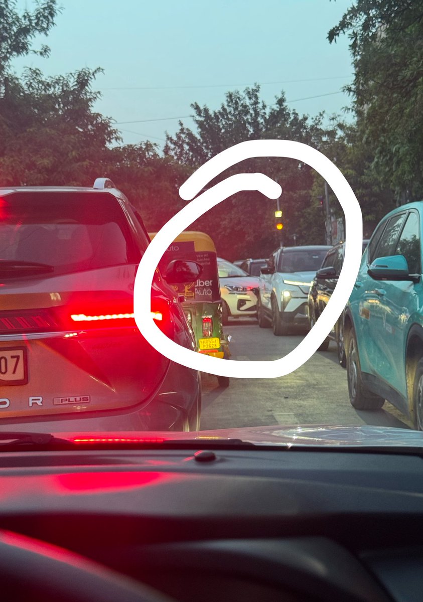 HappinesMagnet's tweet photo. @gurgaonpolice why does no one do anything about the galleria red light? I use this road everyday &amp; stand at this red light for a minimum of 10 minutes because of lack of mgmt &amp; cars entering from service lane in the middle. The light is green for 30 secs&amp;red for 90!! Utter chaos https://t.co/d6xQUKoiDC