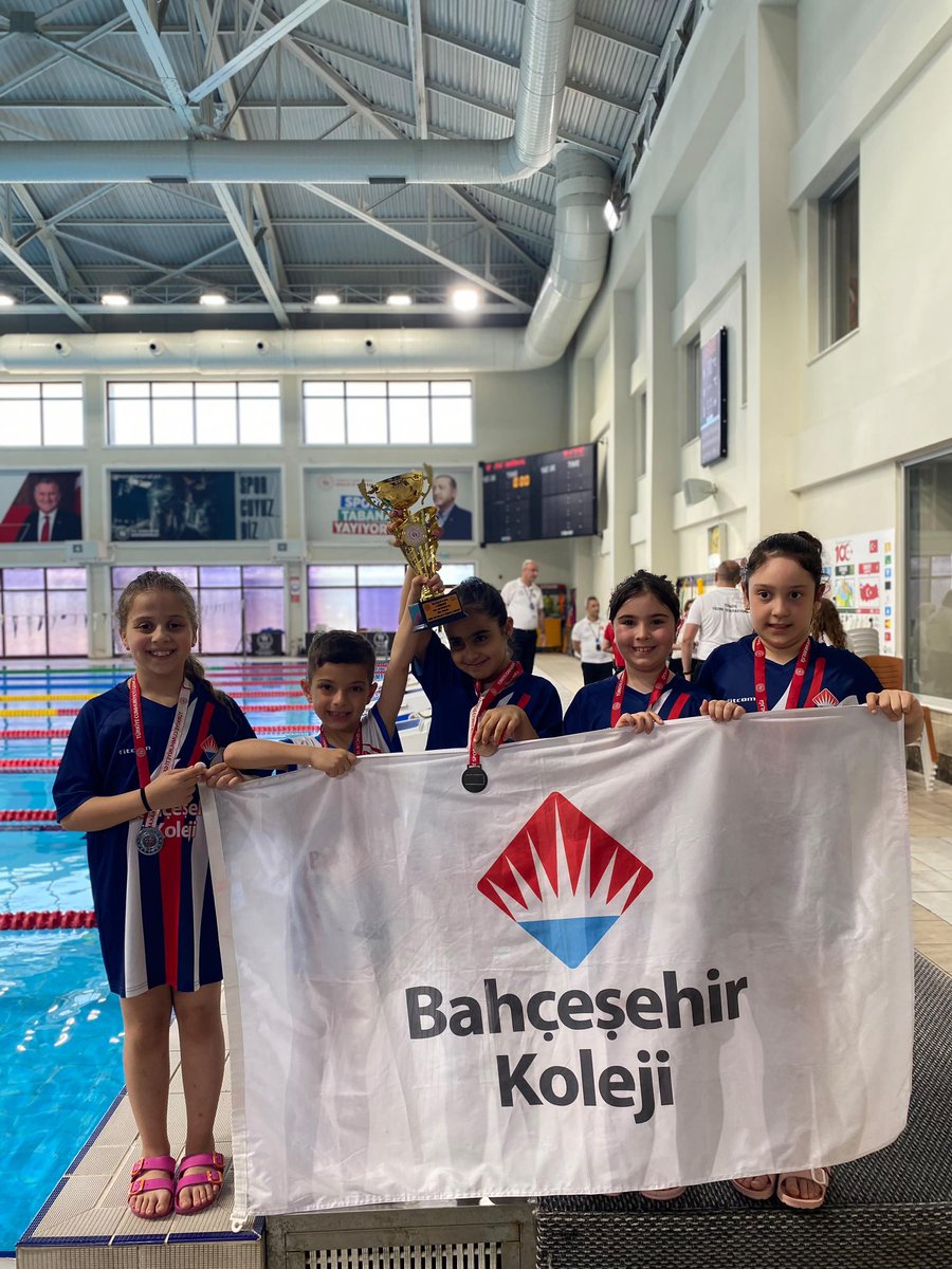 Rize_BK's tweet photo. 2025-2026 Eğitim Öğretim Yılı Okul Sporları Yüzme Minikler B Kategorisi müsabakalarında gurur dolu anlar yaşadık! 🏊‍♀️🏆

🏊‍♀️ Kız takımımız il ikincisi oldu.
🏊‍♂️ Erkeklerde ferdi olarak yarışan öğrencimiz kendi en iyi derecesini (Best Time) elde etti.
🏊‍♀️ Kızlarda ferdi olarak yarışan öğrencimiz ise 100 metre serbest stilde il dördüncüsü oldu.

Azim, disiplin ve emekle gelen başarılar bizleri gururlandırdı. 💫
Sporla büyüyen, hedeflerine emin adımlarla ilerleyen öğrencilerimizle gurur duyuyoruz! 🌿

@koccozlem @ozgeeasln @azizsonkaya
@GokcemTaser