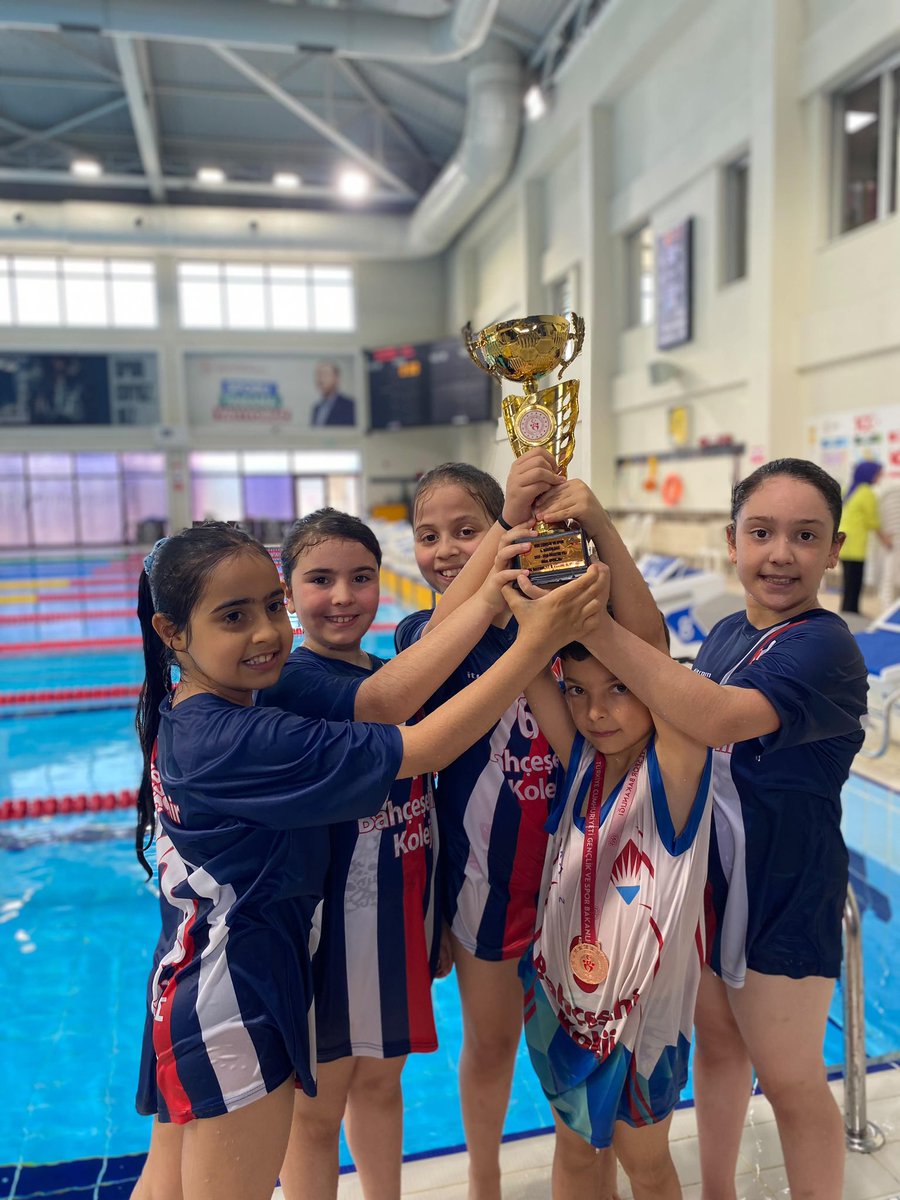Rize_BK's tweet photo. 2025-2026 Eğitim Öğretim Yılı Okul Sporları Yüzme Minikler B Kategorisi müsabakalarında gurur dolu anlar yaşadık! 🏊‍♀️🏆

🏊‍♀️ Kız takımımız il ikincisi oldu.
🏊‍♂️ Erkeklerde ferdi olarak yarışan öğrencimiz kendi en iyi derecesini (Best Time) elde etti.
🏊‍♀️ Kızlarda ferdi olarak yarışan öğrencimiz ise 100 metre serbest stilde il dördüncüsü oldu.

Azim, disiplin ve emekle gelen başarılar bizleri gururlandırdı. 💫
Sporla büyüyen, hedeflerine emin adımlarla ilerleyen öğrencilerimizle gurur duyuyoruz! 🌿

@koccozlem @ozgeeasln @azizsonkaya
@GokcemTaser