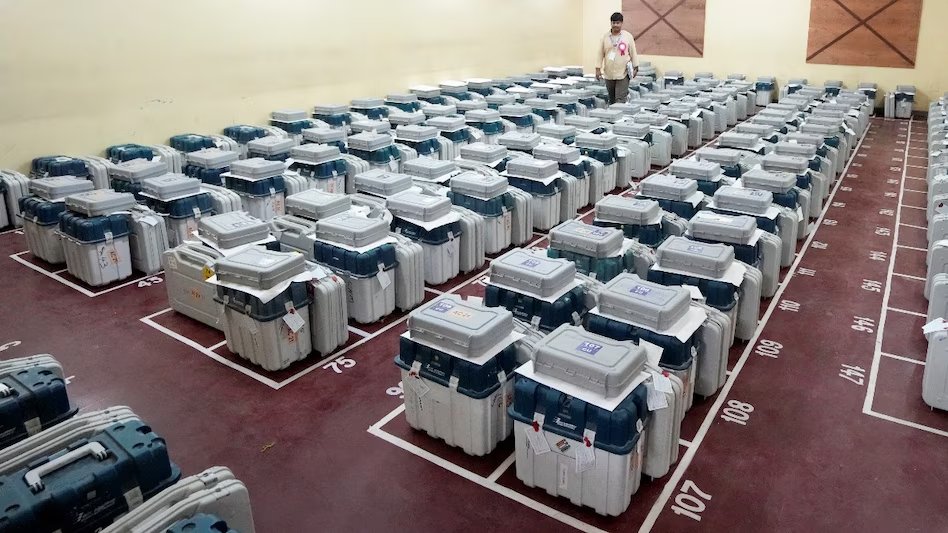 aajtak's tweet photo. बंगाल में कैसे जलीं 4000 EVM? जांच के लिए SIT गठित...

पश्चिम बंगाल से एक बेहद चौंकाने वाली खबर सामने आई है, जहां एक सरकारी इमारत में लगी भीषण आग में करीब 4,000 ईवीएम (EVM) जलकर खाक हो गई हैं. हैरान करने वाली बात यह है कि आग लगने के पैटर्न को देखते हुए इसके पीछे किसी बड़ी साजिश की आशंका जताई जा रही है. कोलकाता पुलिस ने शुक्रवार को मामले की जांच के लिए एक स्पेशल इन्वेस्टिगेशन टीम (SIT) का गठन किया है.

पढ़ें पूरी ख़बर: https://t.co/hYIJwZnHDT

#westbengal #EVM | EVMs | @AnirbanSinhr
