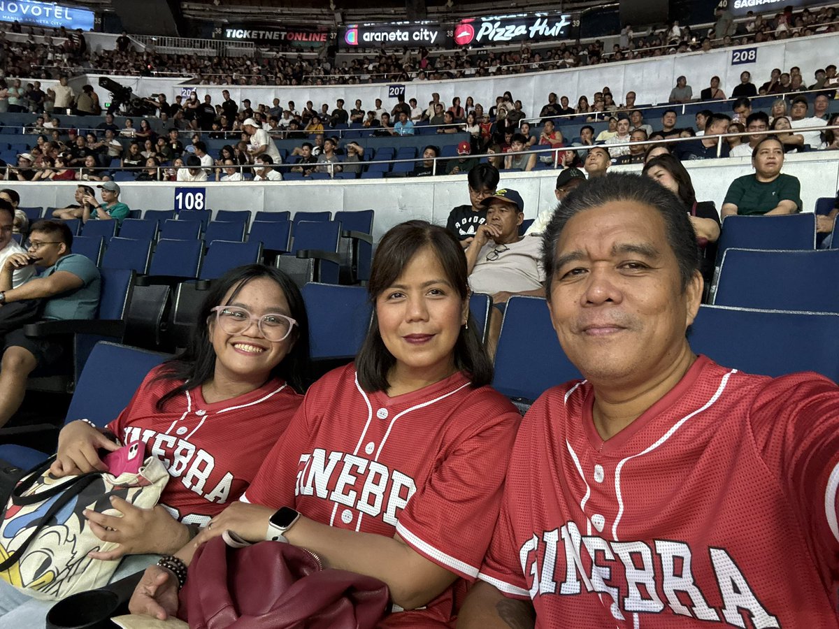 RoseHadlocon's tweet photo. Game 4 pics https://t.co/FLSwKn01Pf