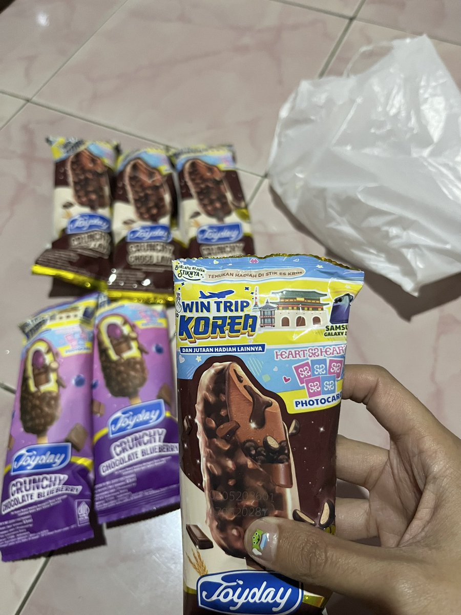 iandrif's tweet photo. cari ice cream Joyday x Hearts2Hearts susahnya, sekali nemu langsung beli banyak 🥲 semoga dapet photocard deh. gakuat banyak2 makan ice😅 https://t.co/w7Pfg5nKIq