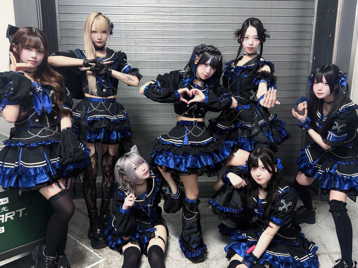 VVSiS_Official's tweet photo. 『Débutante vol.9』
ありがとうございました💙🖤
⠀
AVAMさん主催❤️‍🩹
ZeppDiverCityで激アツなステージを届けました🔥
(今日の画像の元ネタが分かったらぜひコメントで…♡)
次は6/16(火)日暮里ネコシアターで《新曲お披露目》です！
皆さんぜひ来てください✨ https://t.co/2EdAL6z7Gb