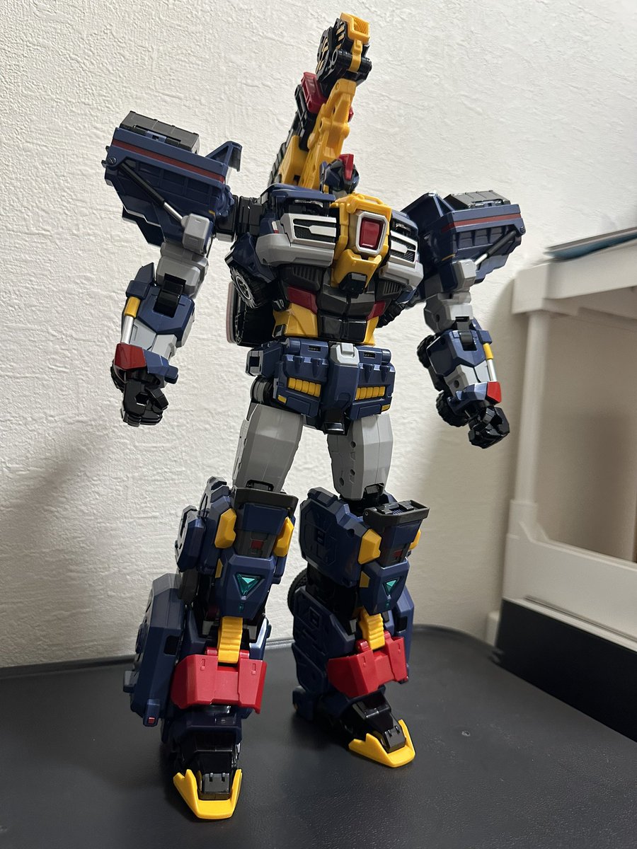 lkyl04's tweet photo. 最近知った韓流ロボットアニメのおもちゃを買ってみた
善玉か悪玉かわからんし設定も何も知らんけど、めちゃくちゃいい…
みっちり感も色合いもメッキとクリアパーツの使い方もど直球にかっこいい
こりゃワクワクするな https://t.co/TSV3mATcli