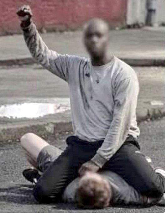 Cesioz's tweet photo. @HuffPostItalia Zio, guarda che l'hombre qua sotto non è abbronzato... https://t.co/bkXfcYOISm