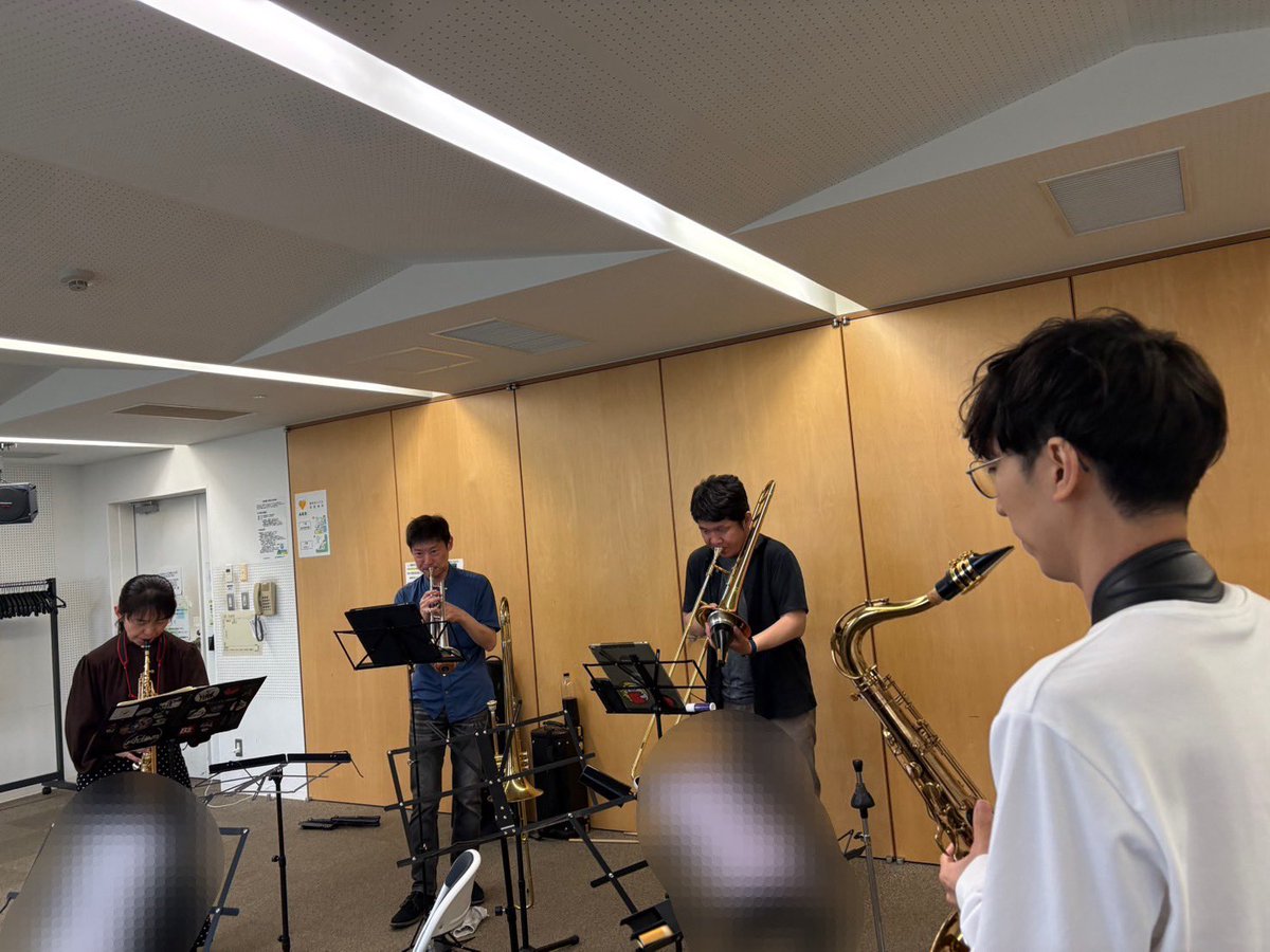 SwinginDevilsJr's tweet photo. 遅くなりました。6/7の練習レポートです。
 今週も基礎をしっかりと学ぶ日となりました。スイングのリズム練習をした後、曲の練習の中で向井さんからスケールについての説明を受け、実際に演奏しながら実践していきました。
まだまだ個人練も必要です！良い演奏が出来るよう、がんばります♫ https://t.co/N9cW5IZTtH
