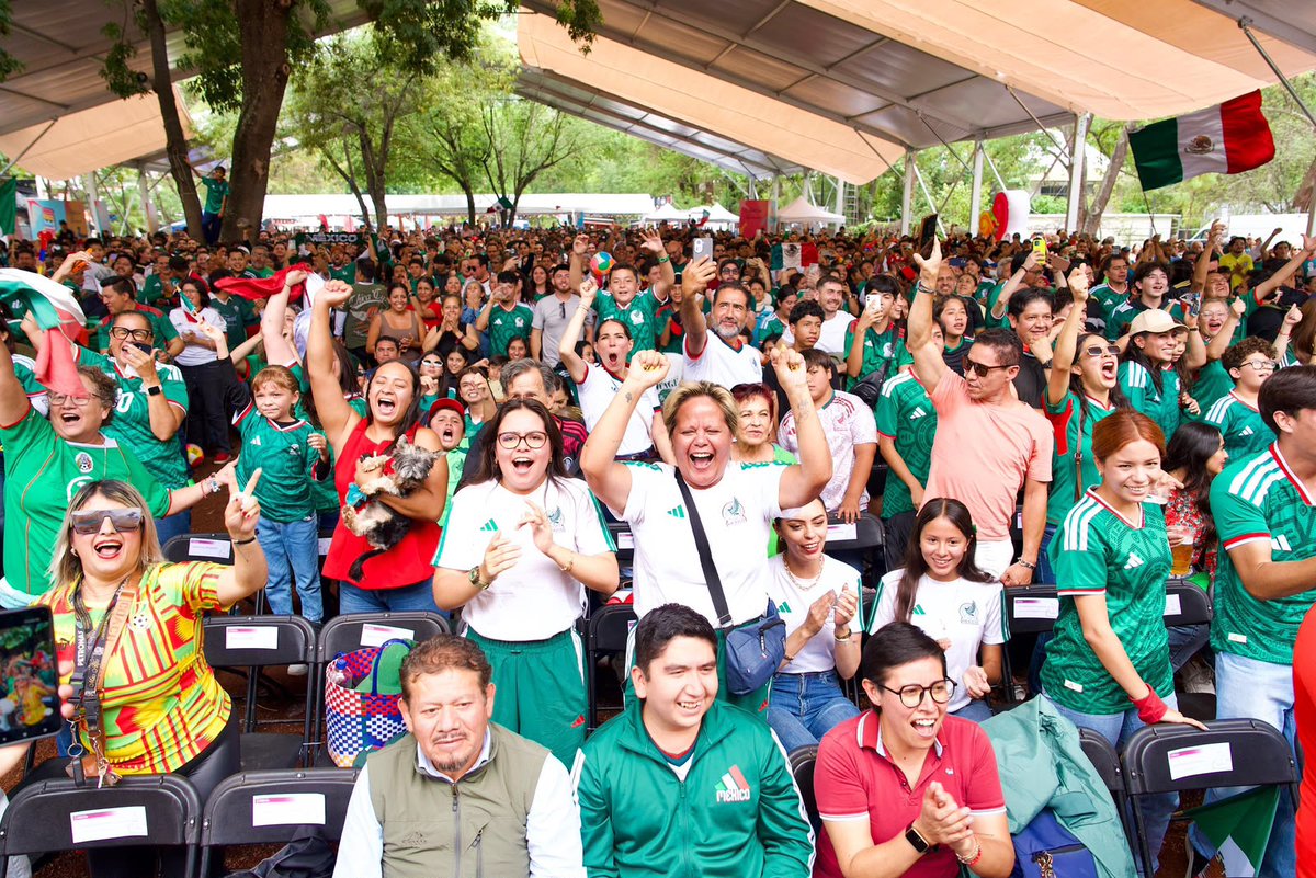 InformaOriente's tweet photo. 🔥⚽ El Jalo Futbolero sigue reuniendo a miles de personas en Ceconexpo para vivir cada partido en un ambiente lleno de emoción, convivencia y diversión. 🏟️🎉

👨‍👩‍👧‍👦📺 Pantalla gigante, comida tradicional, productos michoacanos

#Morelia #JaloFutbolero #Michoacán https://t.co/HnaP78yB8G