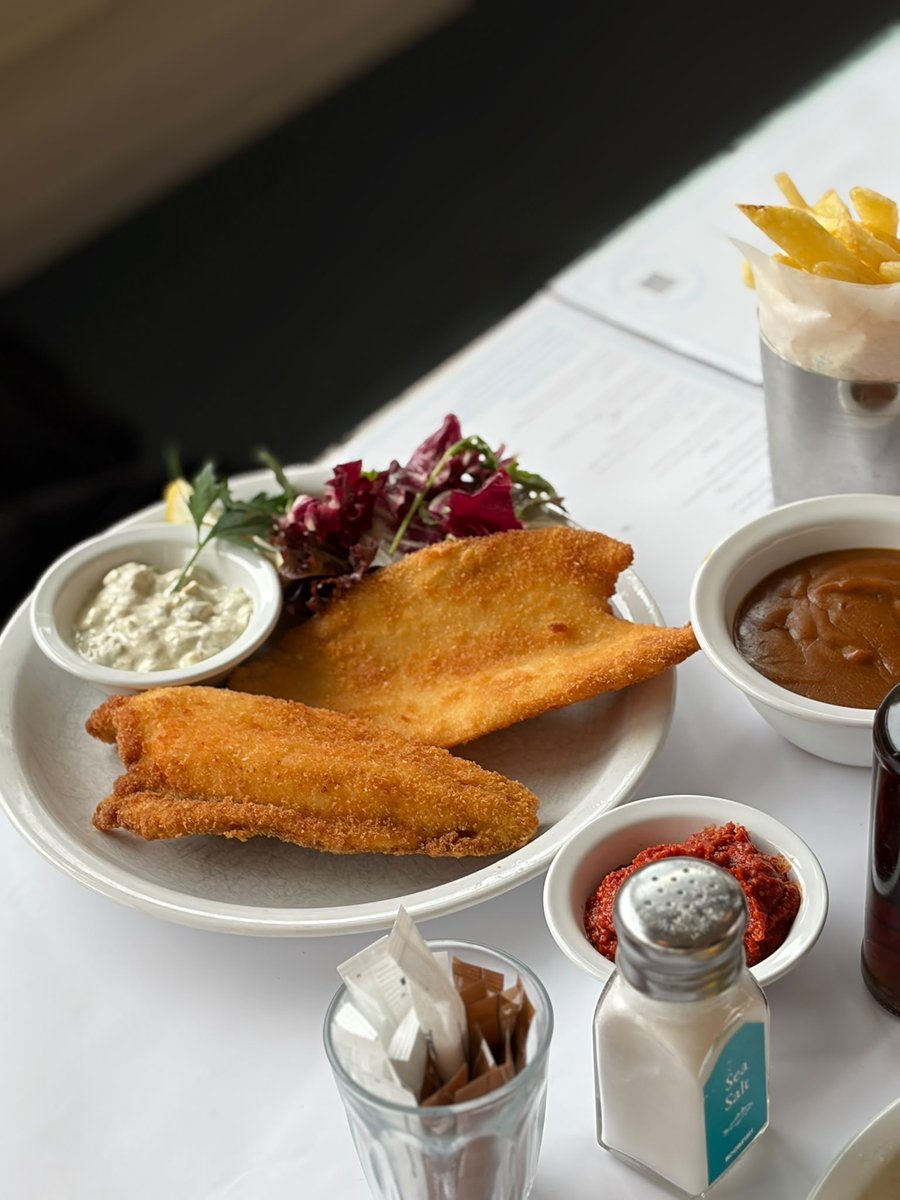KFELtd's tweet photo. Last Friday he was working the range for National Fish &amp; Chip Day, this Friday Tom's the other side enjoying a quick lunch at @therockfishuk Plymouth tucking into breaded lemon sole with Jason from @Middletonfoods  🐟🍟 https://t.co/Fne1pAldbU