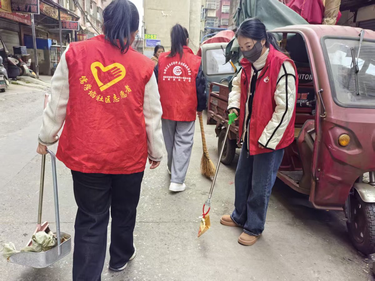 RStohle's tweet photo. Join our neighborhood clean-up this Saturday 9 AM at Central Park! Bring gloves u0026 let’s spruce up our community together https://t.co/KbWkvtfHGx